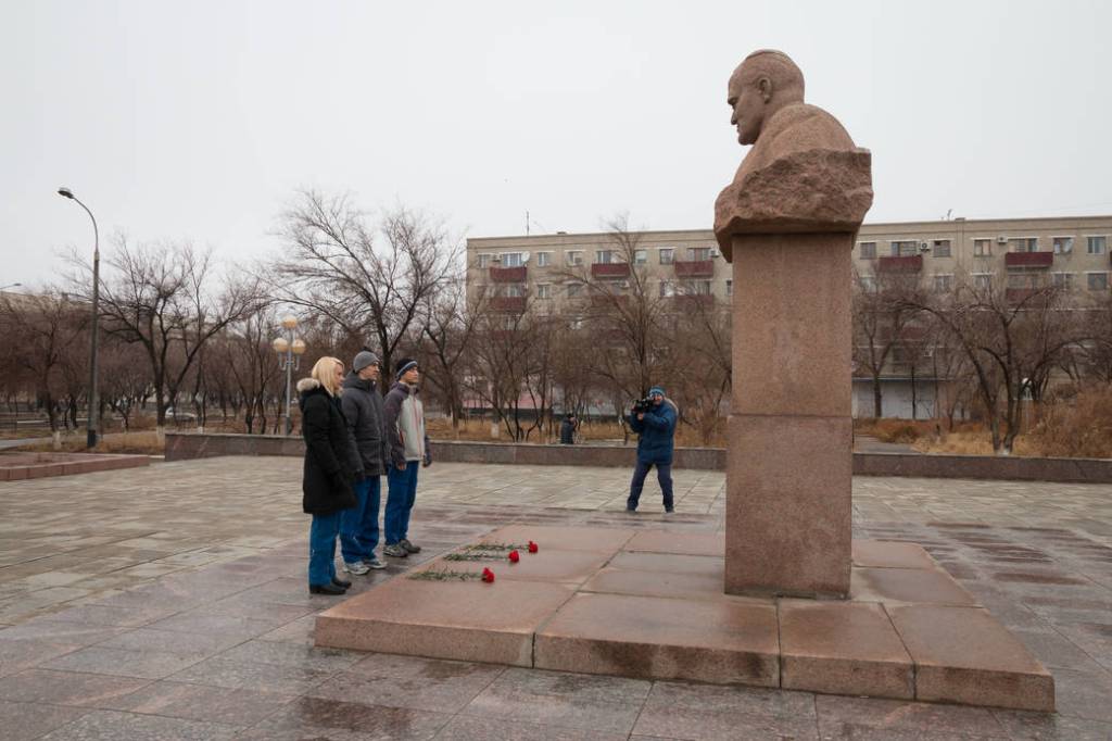 Expedition 46-47 Backup Crew Members Pay Homage at the Statue of Sergey Korolev