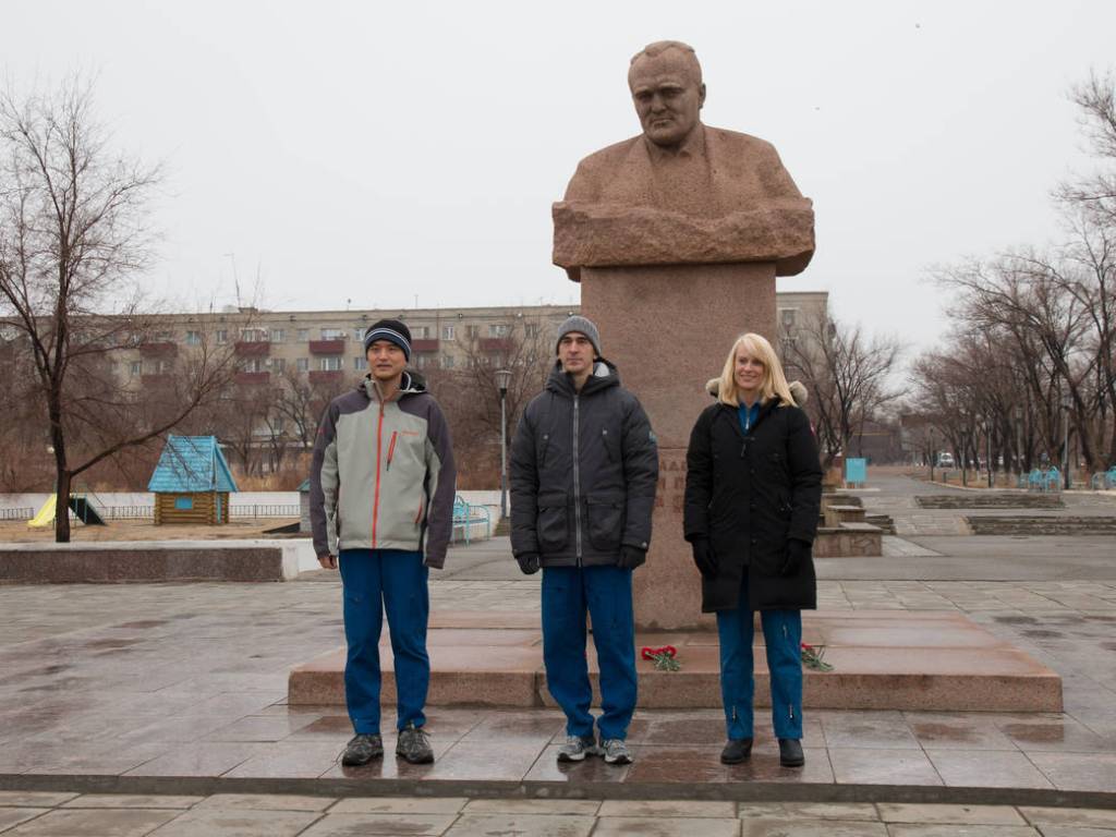 Expedition 46-47 Backup Crew Members Pay Homage at the Statue of Sergey Korolev