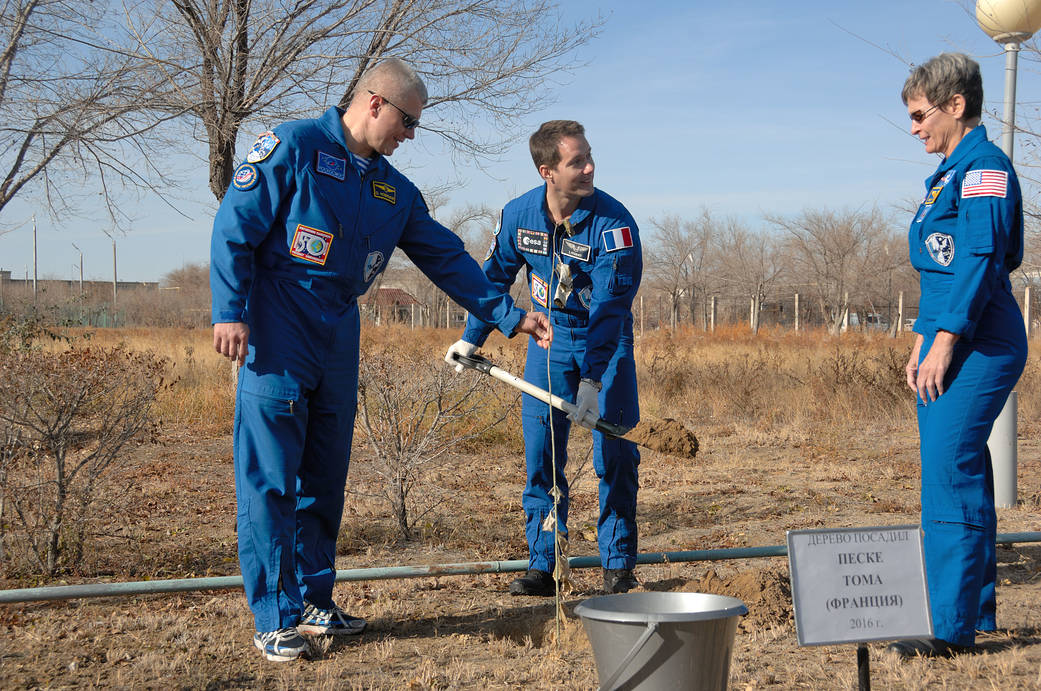 Expedition 50-51 crew members