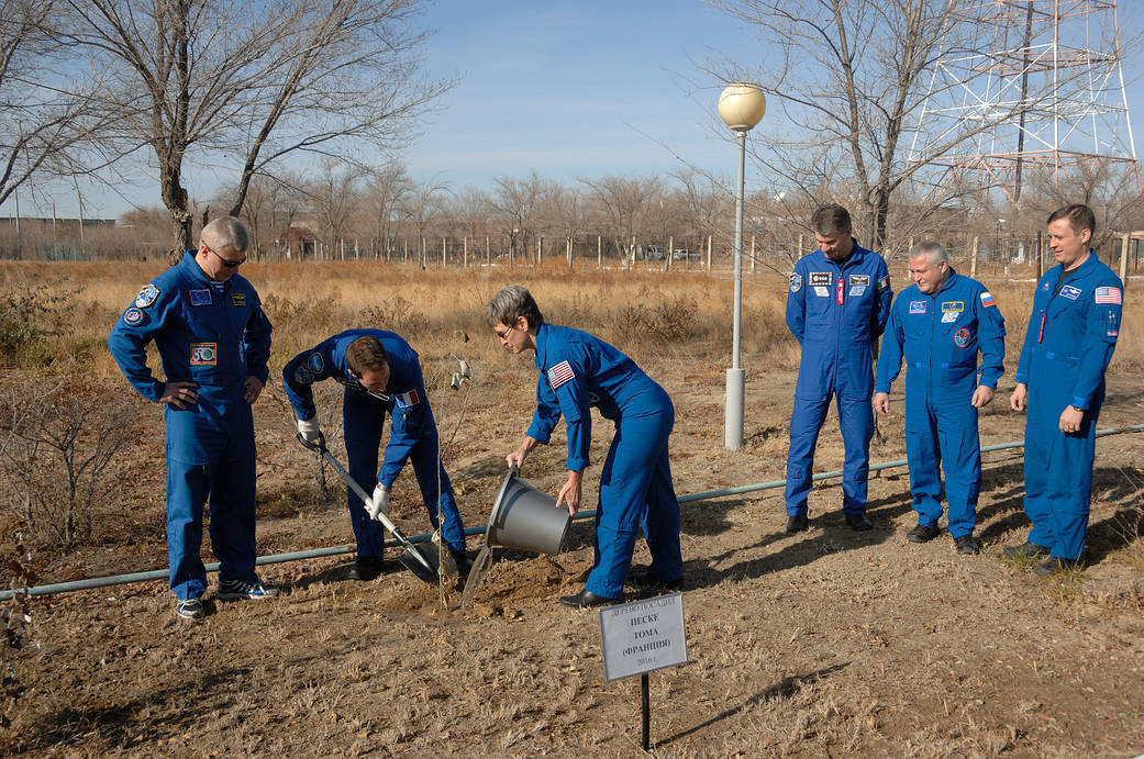 Expedition 50-51 crew members