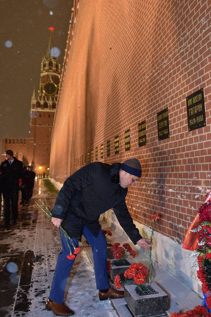 Anton Shkaplerov of Roscosmos Lays Flowers at the Kremlin Wall