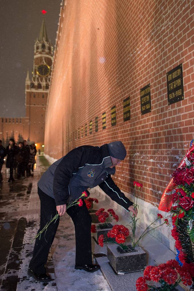 Scott Tingle of NASA Lays Flowers at the Kremlin Wall