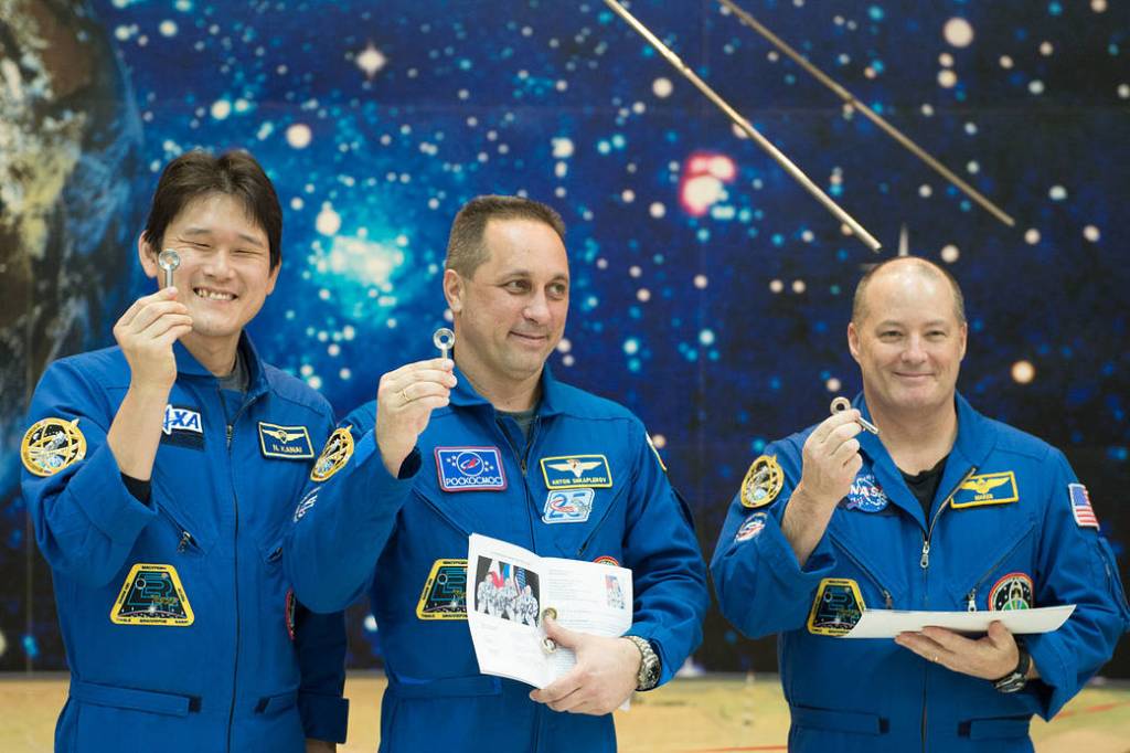 Expedition 54-55 Crew Displays Souvenir Launch Keys
