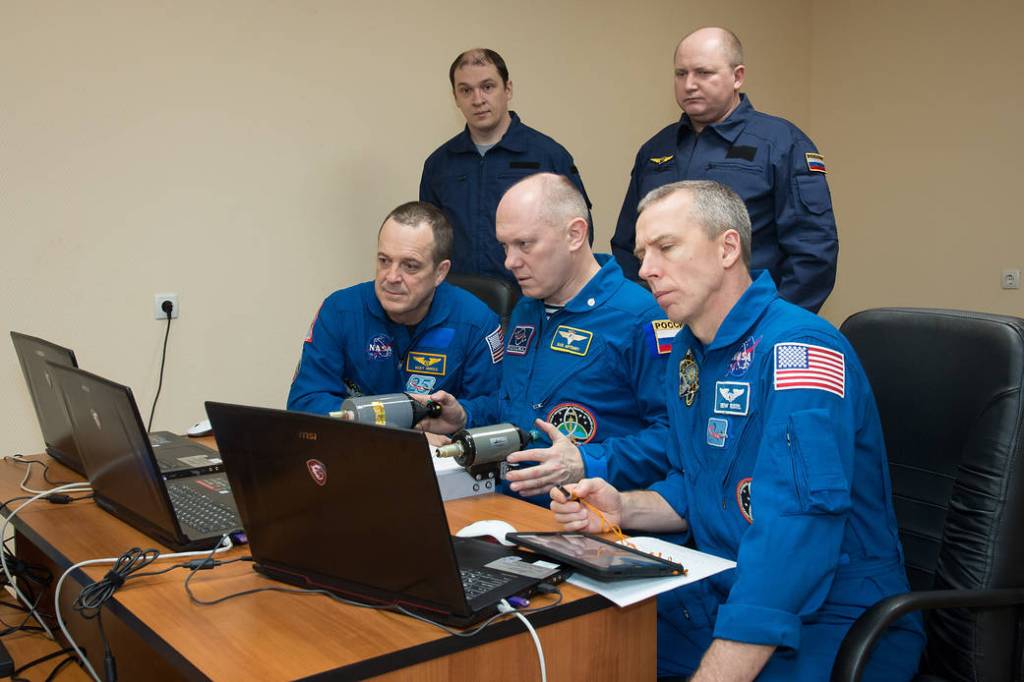 Expedition 55 Crew Practices Rendezvous Techniques