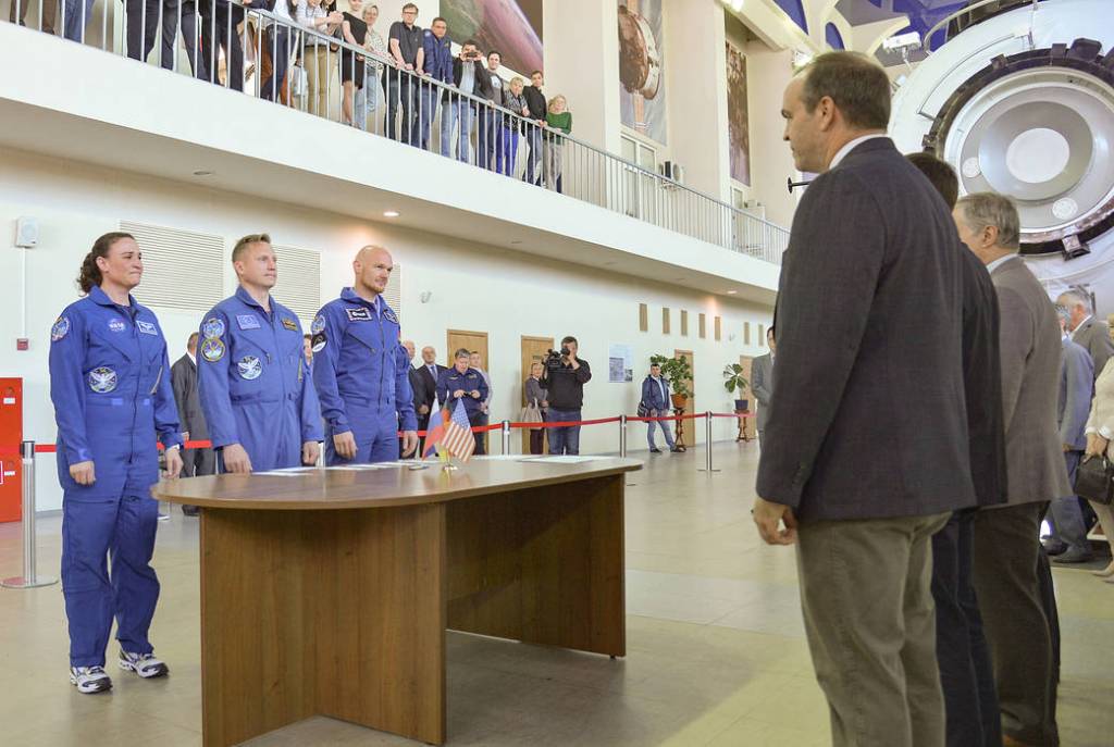 Expedition 56 prime crew members report to space officials