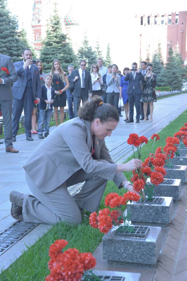 Serena Auñón-Chancellor of NASA lays flowers where Russian space icons are interred