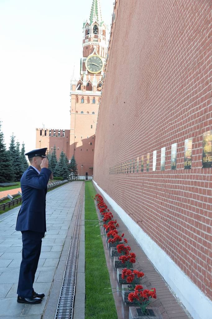 Expedition 57 crew member Nick Hague of NASA salutes after laying flowers at the Kremlin Wall
