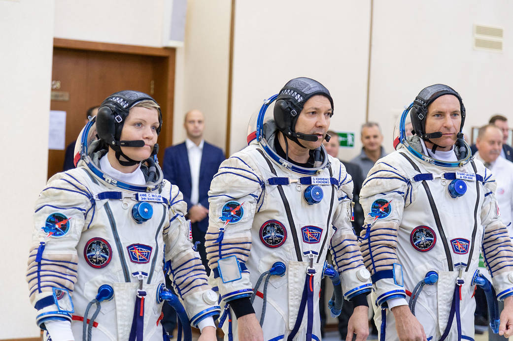 Expedition 58 crew members report to Russian space officials