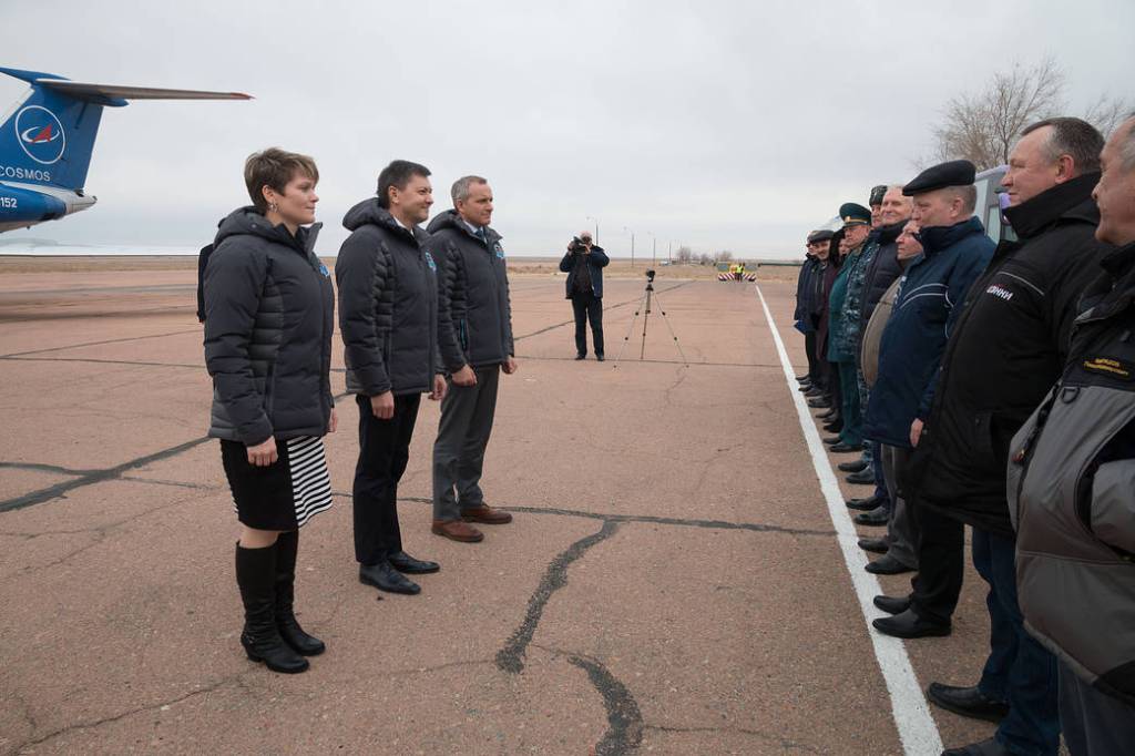 Expedition 58 crew members report to Russian space officials