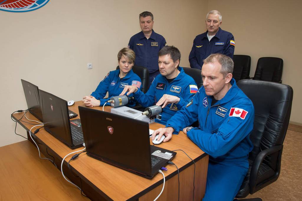 Expedition 58 crew members practice rendezvous techniques on a laptop computer