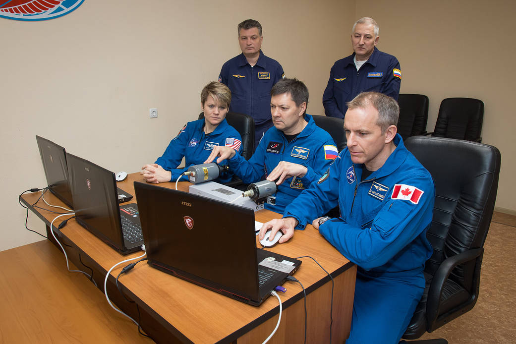 Expedition 58 crew members practice rendezvous techniques on a laptop computer