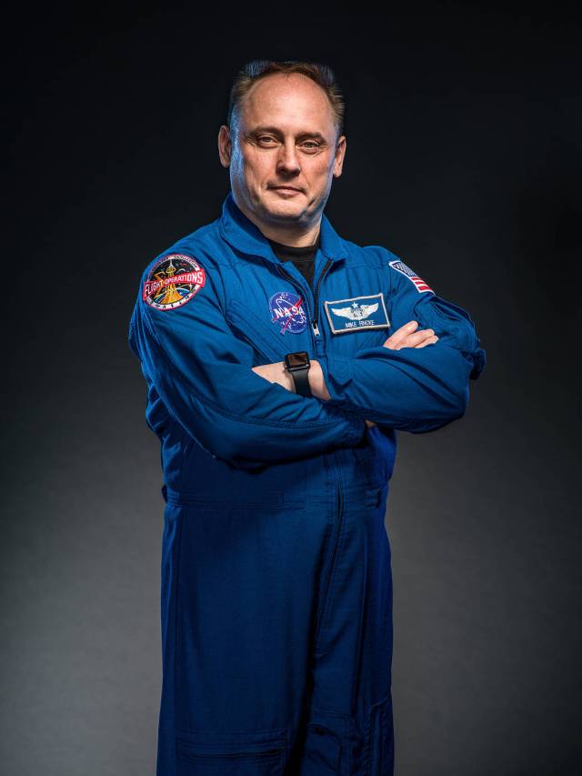 Fincke graduated from MIT in 1989 and immediately attended a summer exchange program with the Moscow Aviation Institute in the former Soviet Union where he studied cosmonautics.