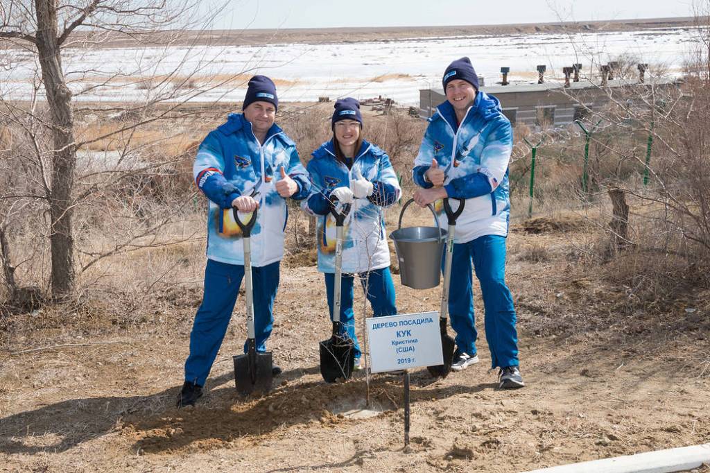 Expedition 59 crew members pose for pictures March 7