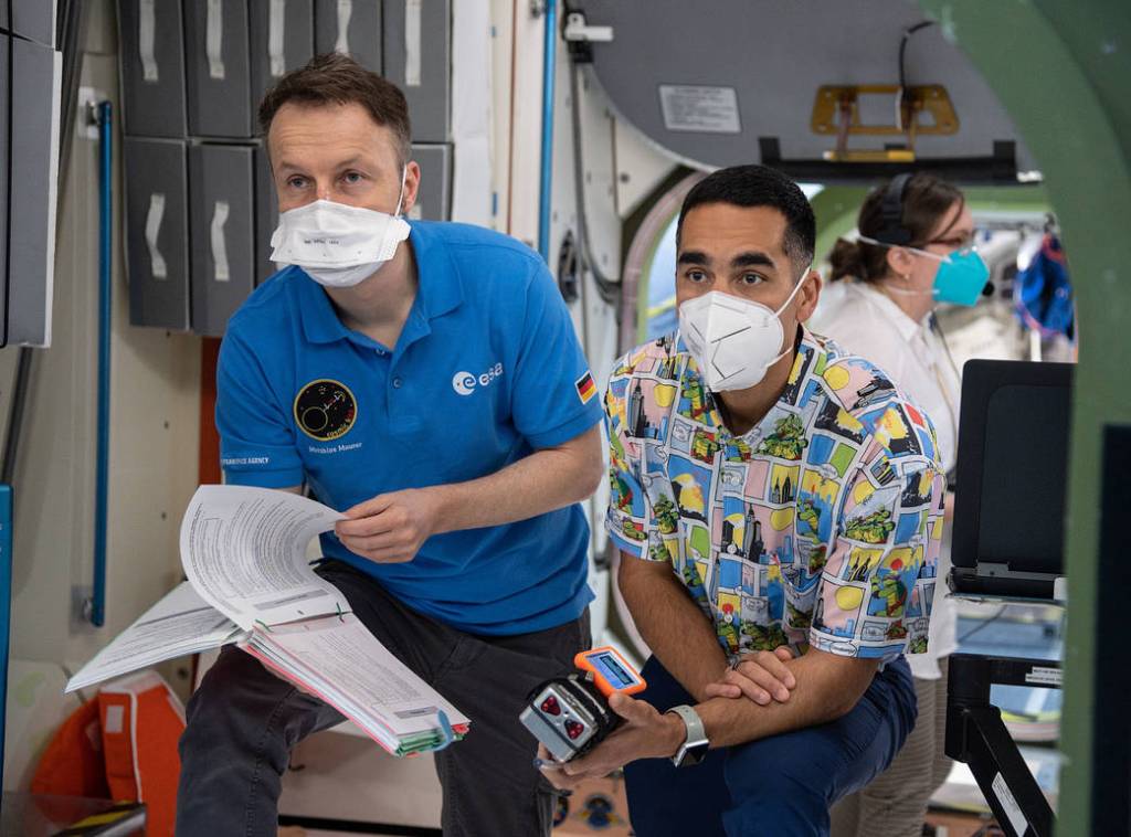 Astronauts Matthias Maurer and Raja Chari during a training session
