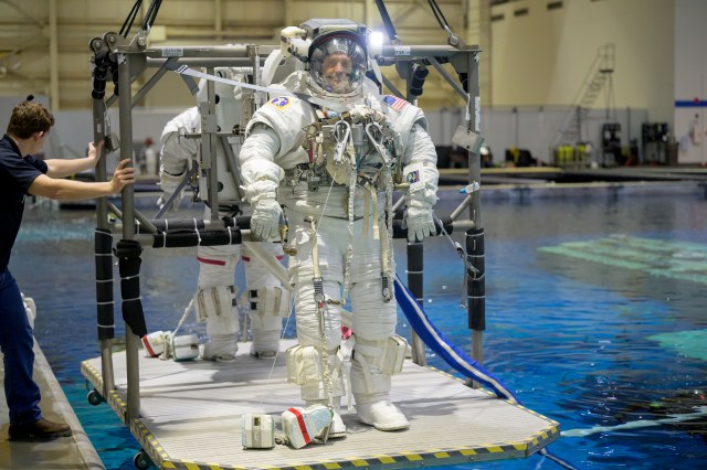 Image of an astronaut at the Neutral Buoyancy Lab