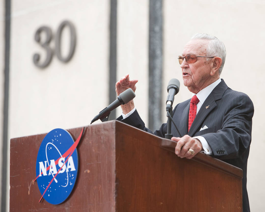 Former JSC Center Director and Flight Director Christopher Kraft speaks at the ceremony renaming NASA's Mission Control Center f
