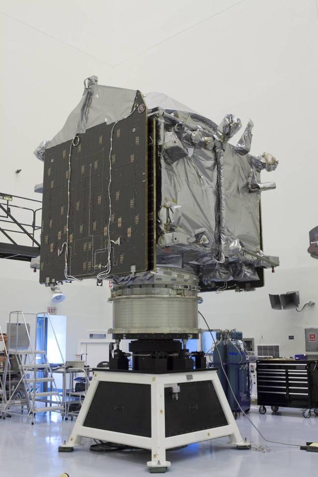 Inside the Payload Hazardous Servicing Facility at NASA's Kennedy Space Center in Florida, engineers and technicians prepare for a spin test of the Mars Atmosphere and Volatile Evolution, or MAVEN, spacecraft.