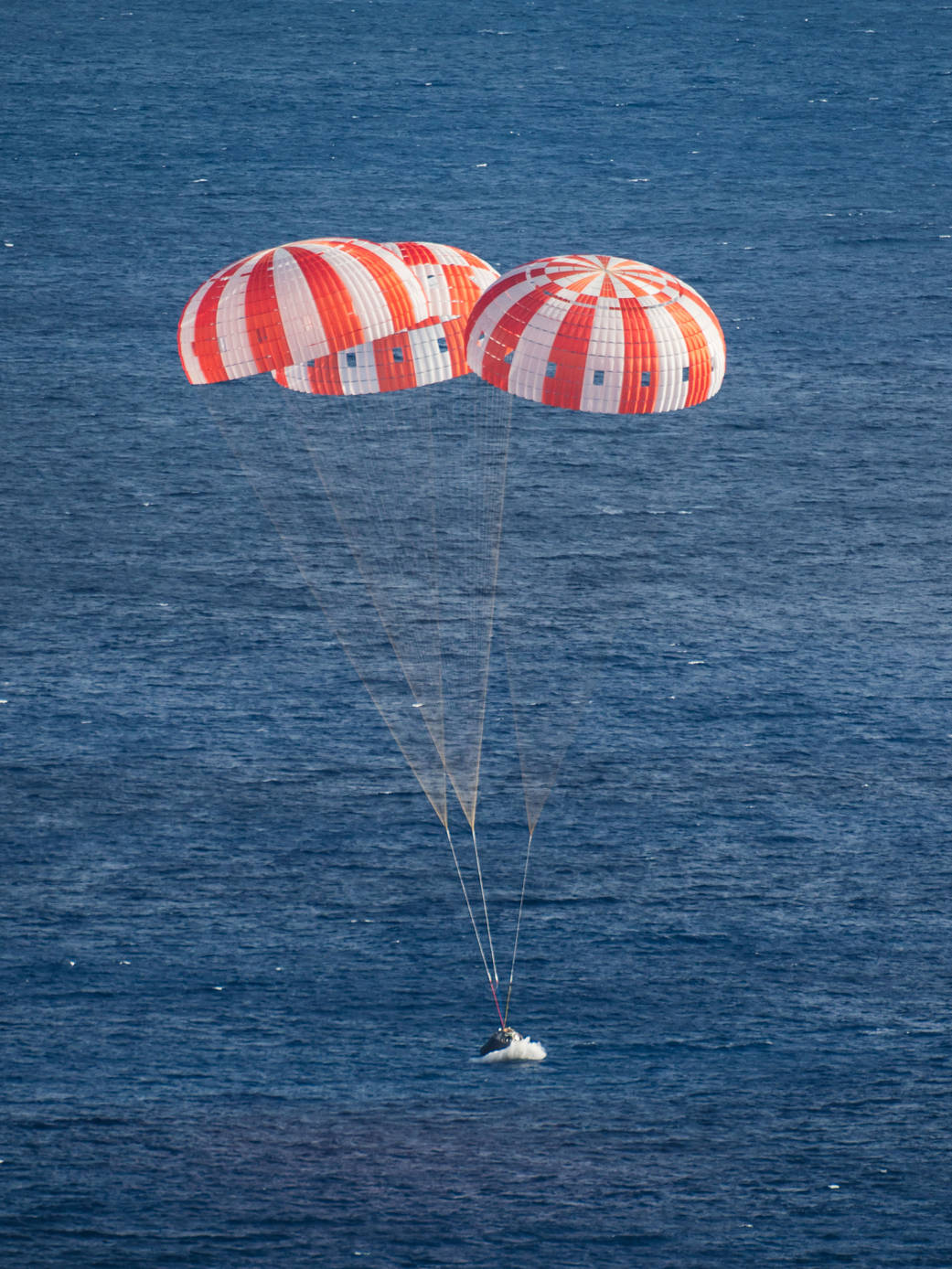 Orion Splashes Down in Pacific Ocean