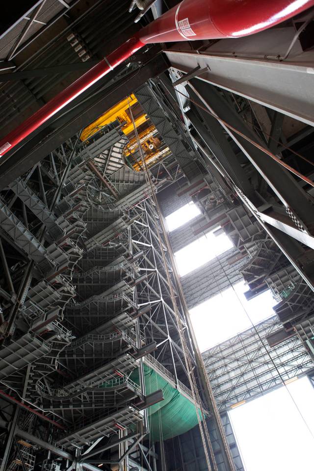In the Vehicle Assembly Building at NASA’s Kennedy Space Center in Florida, a heavy-lift crane lowers the second half of the D-level work platforms, D north, for NASA’s Space Launch System (SLS) rocket, into position for installation in High Bay 3. 