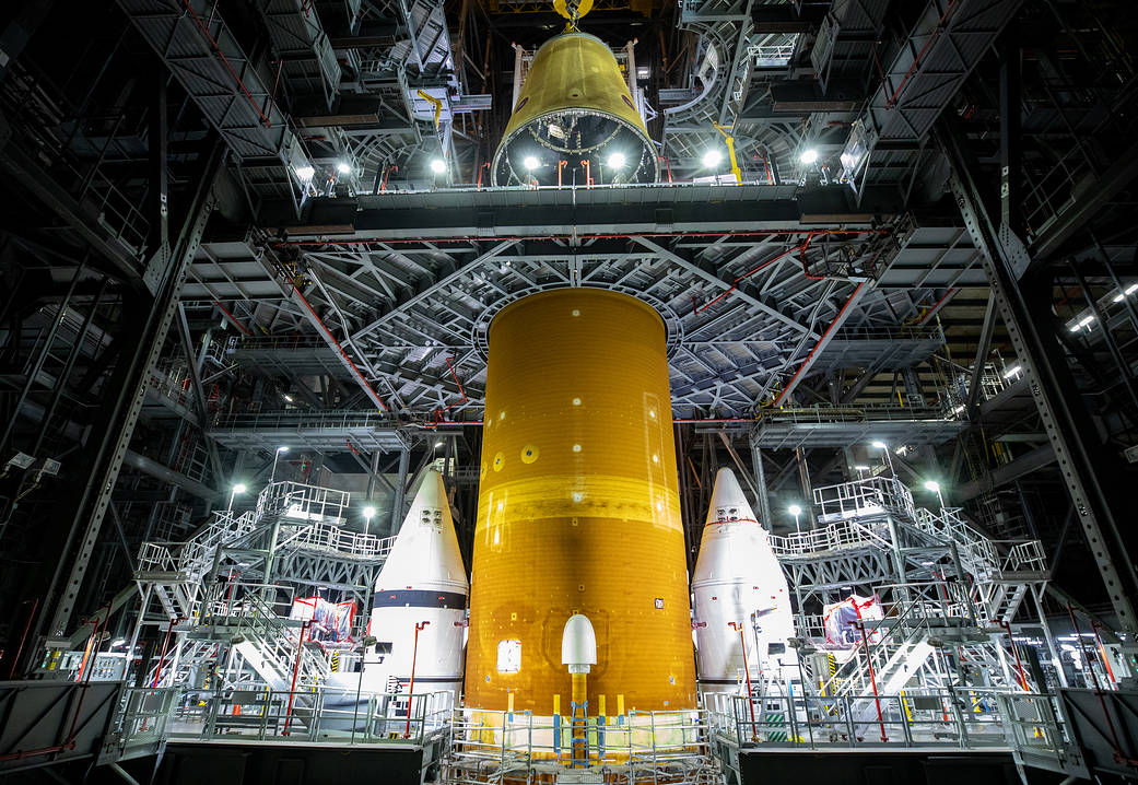 Los trabajadores del Centro Espacial Kennedy de la NASA en Florida han montado el adaptador de la etapa del vehículo de lanzamiento sobre la etapa central del cohete Sistema de Lanzamiento Espacial dentro del Edificio de Ensamblaje de Vehículos.