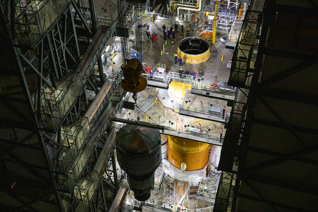 El 5 de julio, los equipos que trabajan con los Sistemas de Exploración Terrestre y la empresa contratista Jacobs montaron la etapa interina de propulsión criogénica encima del cohete del Sistema de Lanzamiento Espacial.