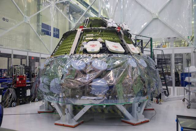 Assembly on the Artemis II Orion spacecraft that will carry the first Artemis crew on its lunar-bound mission continues at NASA’s Kennedy Space Center in Florida on Nov. 5, 2021. 