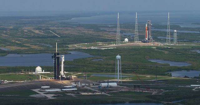 SpaceX’s Axiom-1 is in the foreground on Launch Pad 39A with NASA’s Artemis I in the background on Launch Pad 39B on April 6, 2022. 
