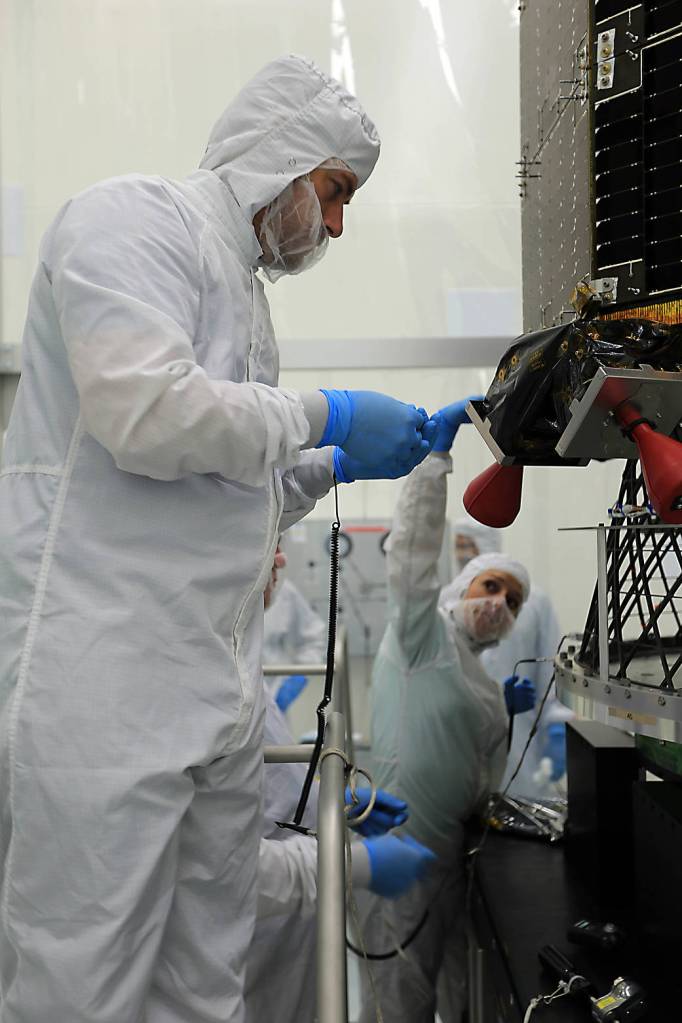 Engineers Prepare LADEE For Spin Balance Testing