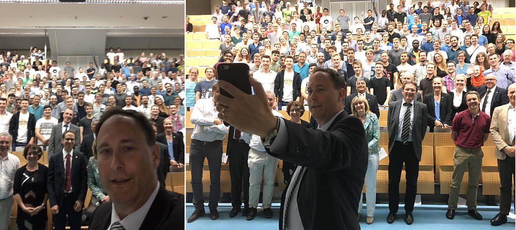 Lightfoot takes selfie at Bremen