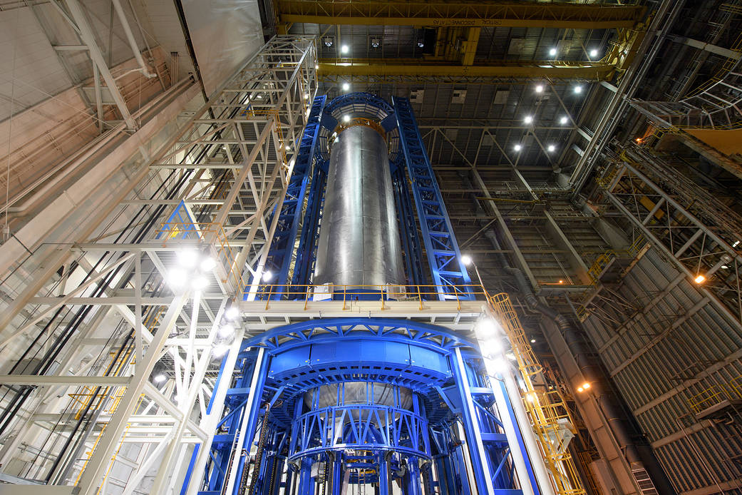 Liquid hydrogen tank for Space Launch System
