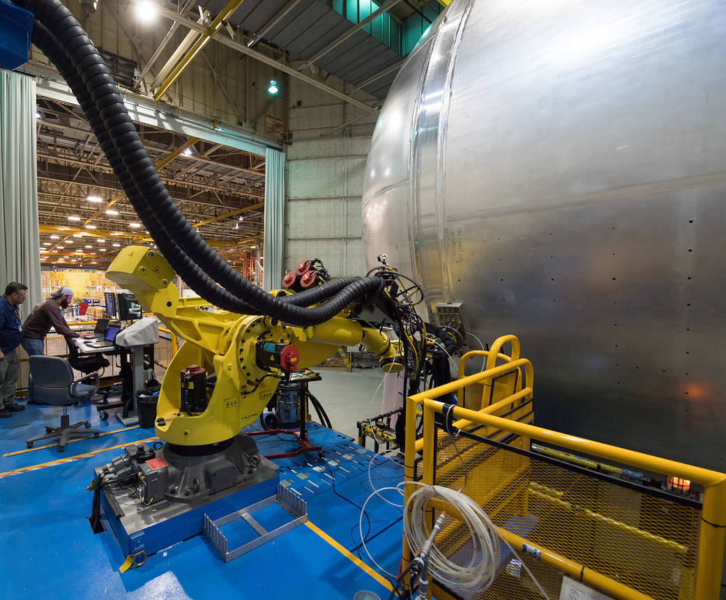 liquid hydrogen tank for SLS