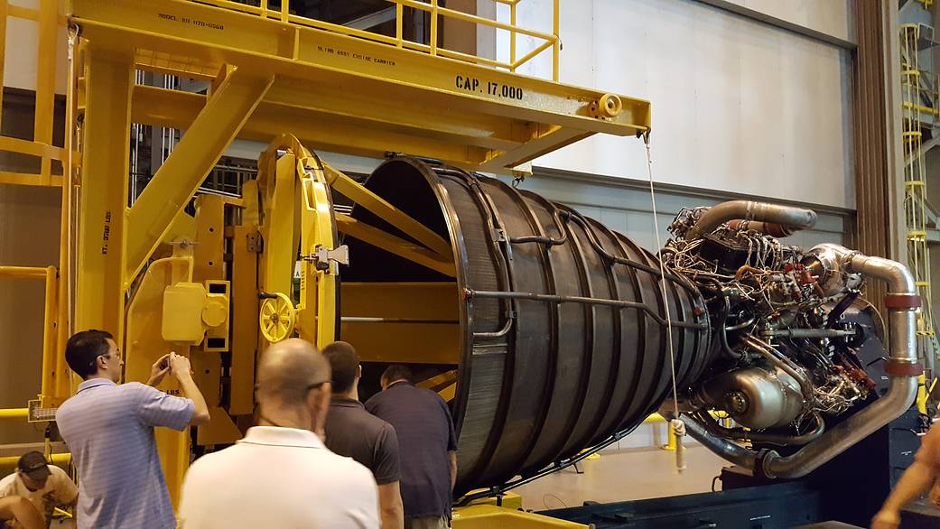 Technicians Practice Lifting and Moving the SLS Engine Pathfinder