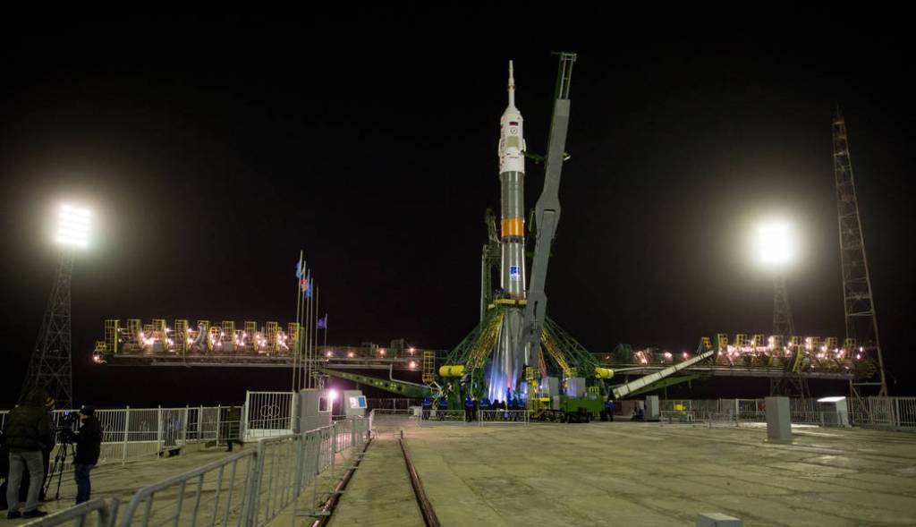 The support arm for the Soyuz TMA-20M spacecraft is lowered