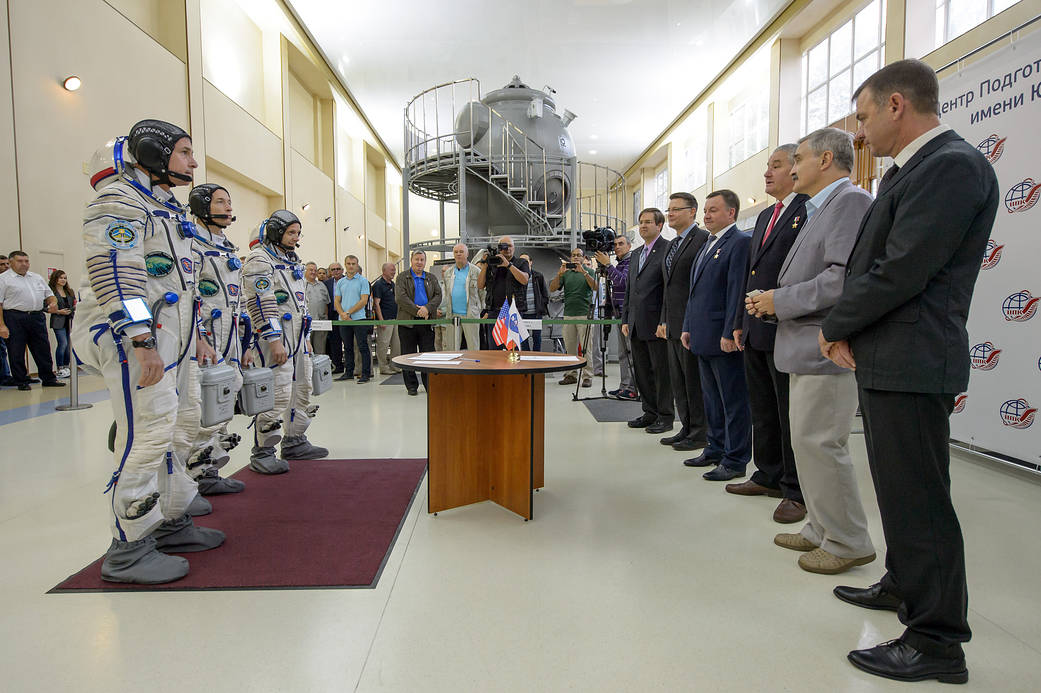 The Expedition 49-50 Crew Reports to NASA and Roscosmos Officials