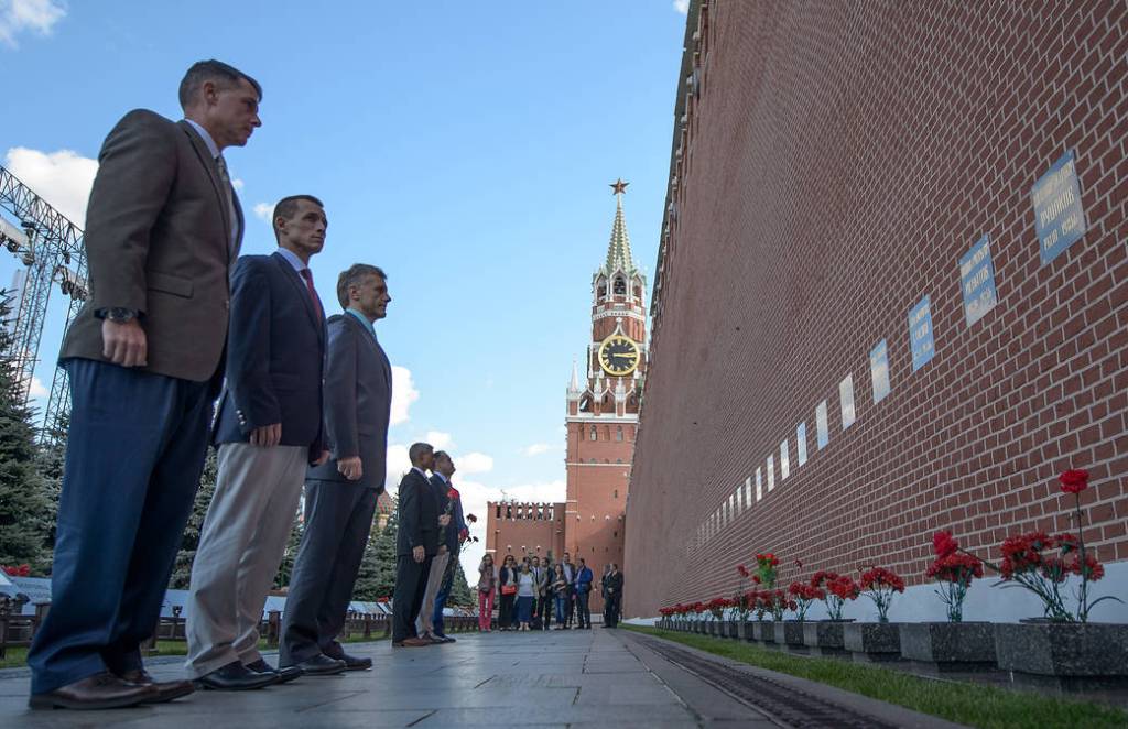The Expedition 49-50 Crew Lays Roses at the Red Square
