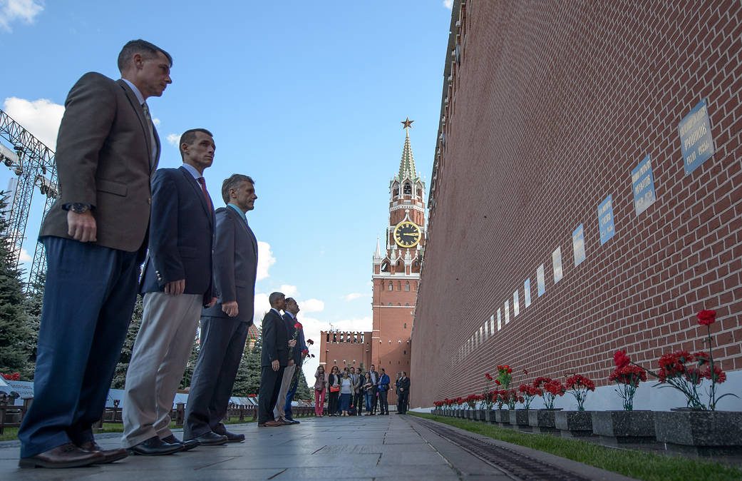 The Expedition 49-50 Crew Lays Roses at the Red Square