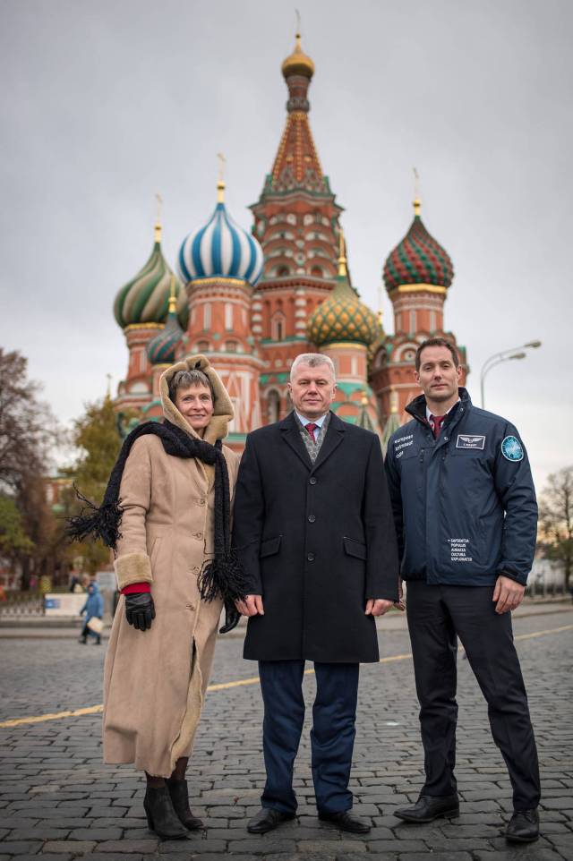 Expedition 50 Crew Members Visit Red Square