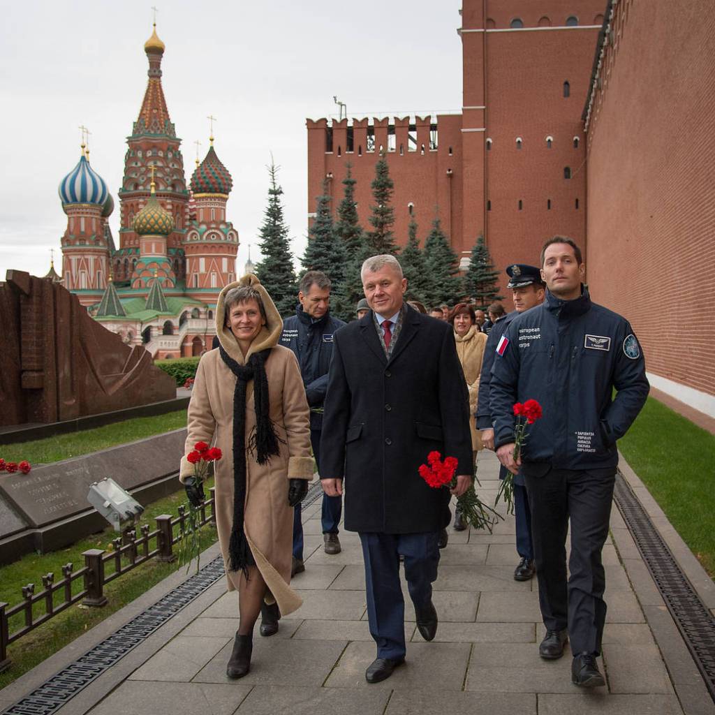 Expedition 50 Crew Members Lay Roses at Red Square
