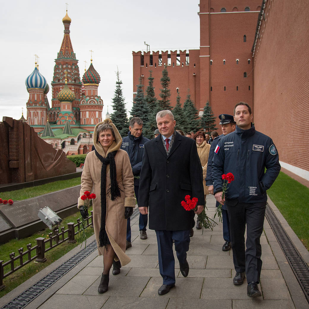 Expedition 50 Crew Members Lay Roses at Red Square