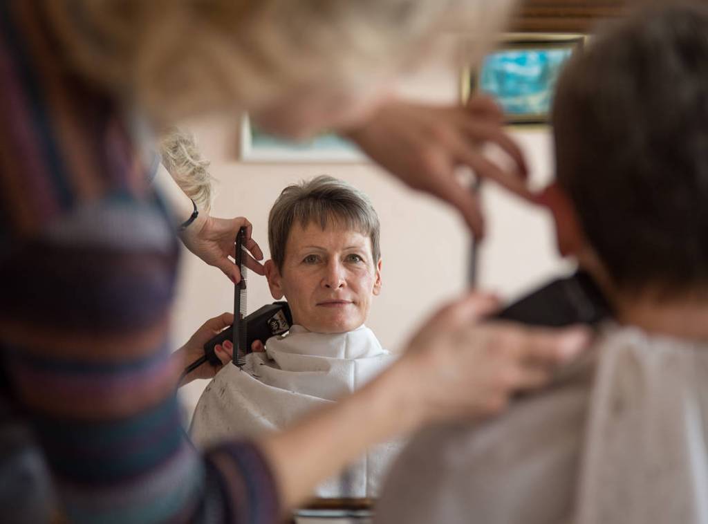 Astronaut Peggy Whitson Gets a Haircut