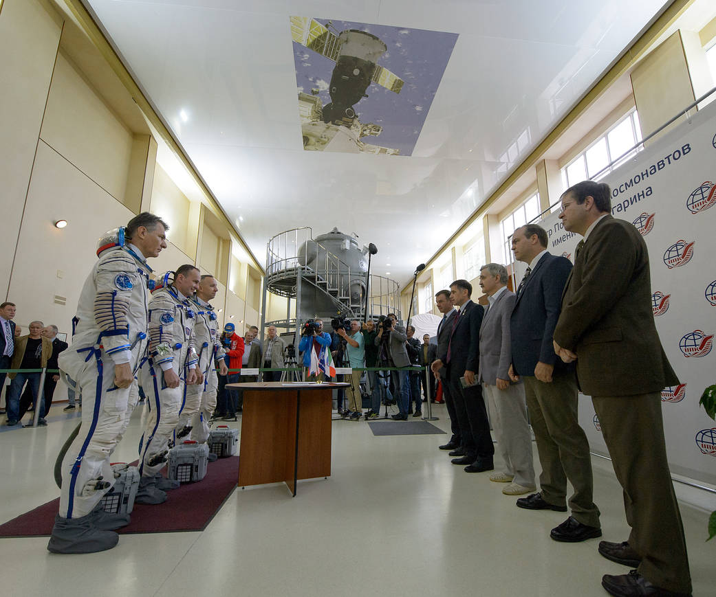 Expedition 52 Crew Members Report for Qualification Exams