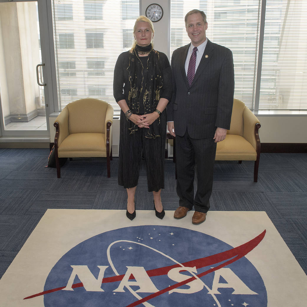 DLR chair and NASA Administrator pose for photo at official meeting