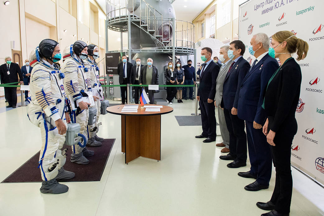 Expedition 64 backup crew members meet with mission managers