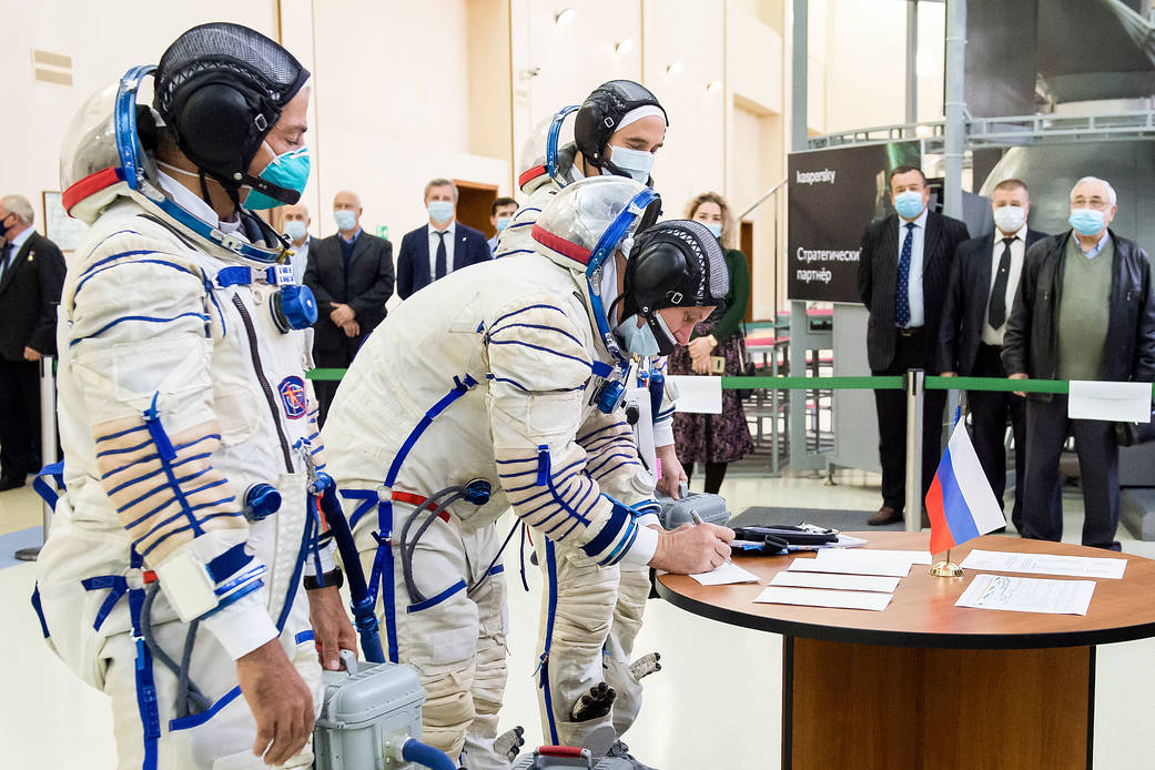Backup cosmonaut Oleg Novitskiy signs in for Soyuz qualification exams