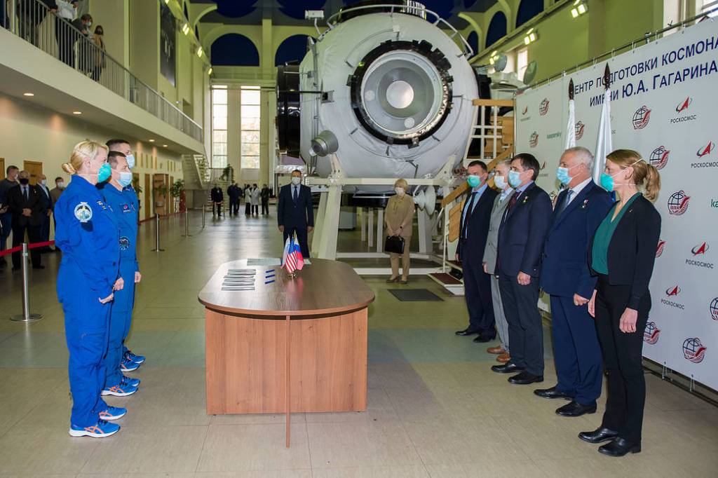 Expedition 64 crew members meet with mission managers