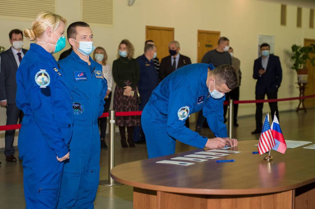 Cosmonaut Sergey Kud Sverchkov signs in for Soyuz qualification exams