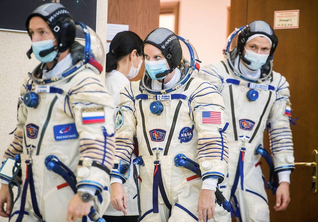 Expedition 64 crew members arrive for Soyuz qualification exams
