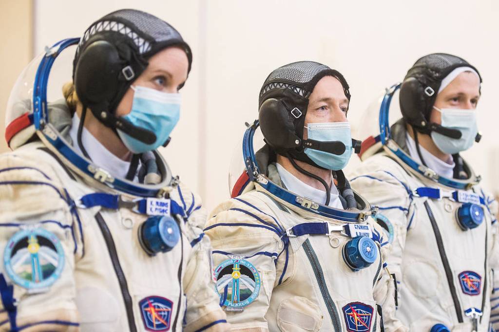 Expedition 64 crew members arrive for Soyuz qualification exams