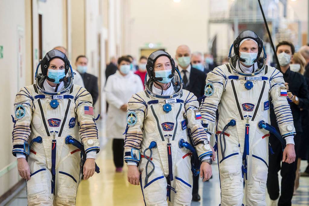 Expedition 64 crew members arrive for Soyuz qualification exams