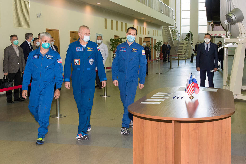 Expedition 64 backup crew members arrive for Soyuz qualification exams